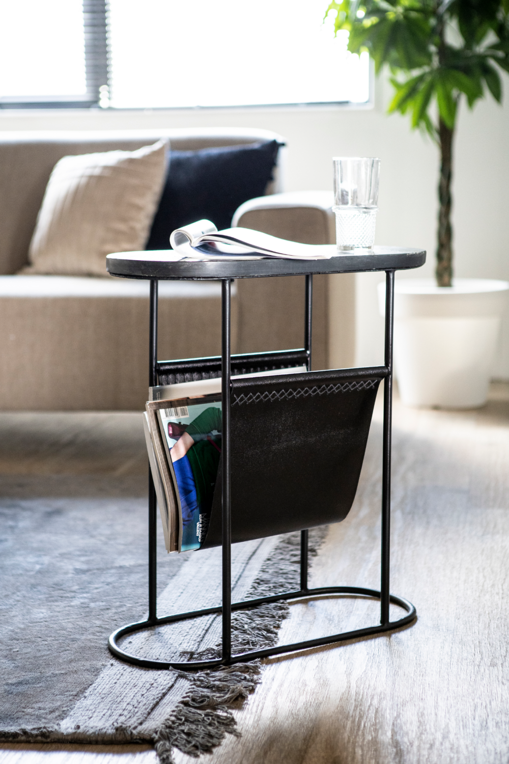 Table d'appoint porte-revues noire