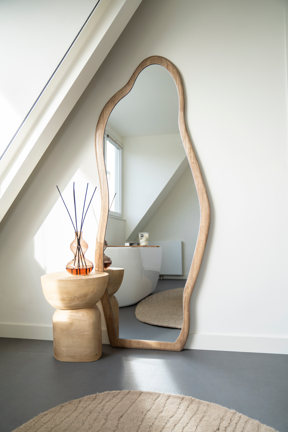 Table d'appoint en bois aux formes organiques