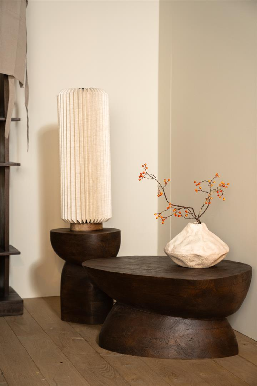 Table d'appoint en bois aux formes organiques