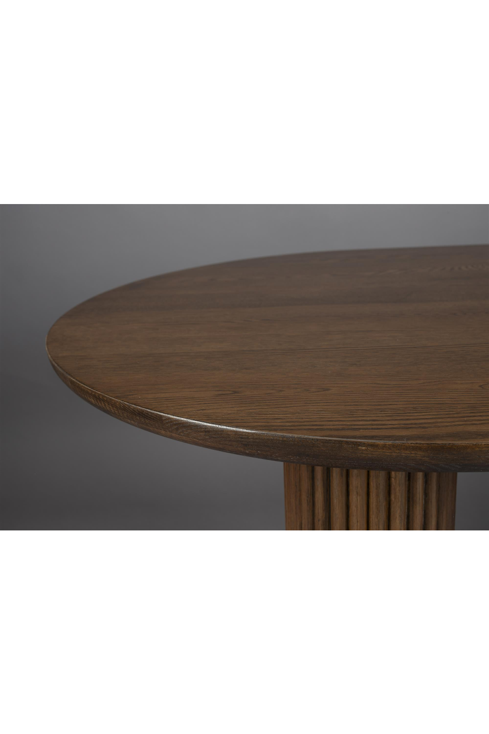 Table à manger en chêne brun