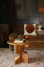 Table d'appoint en bois à base crantée