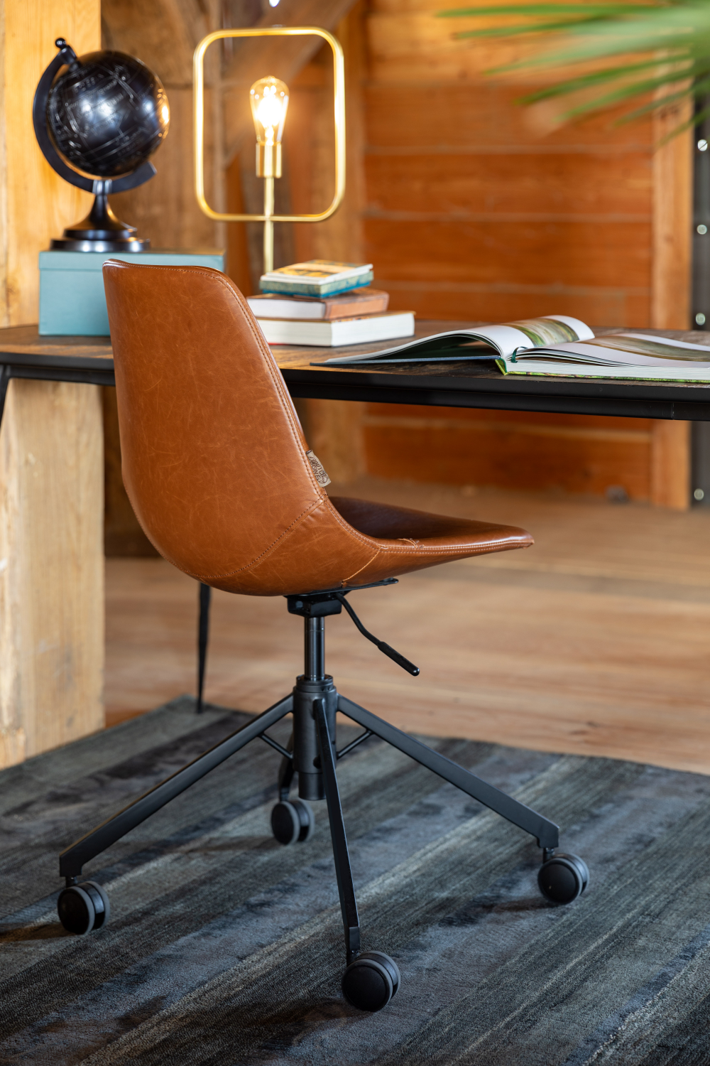 Chaise de bureau en cuir vintage