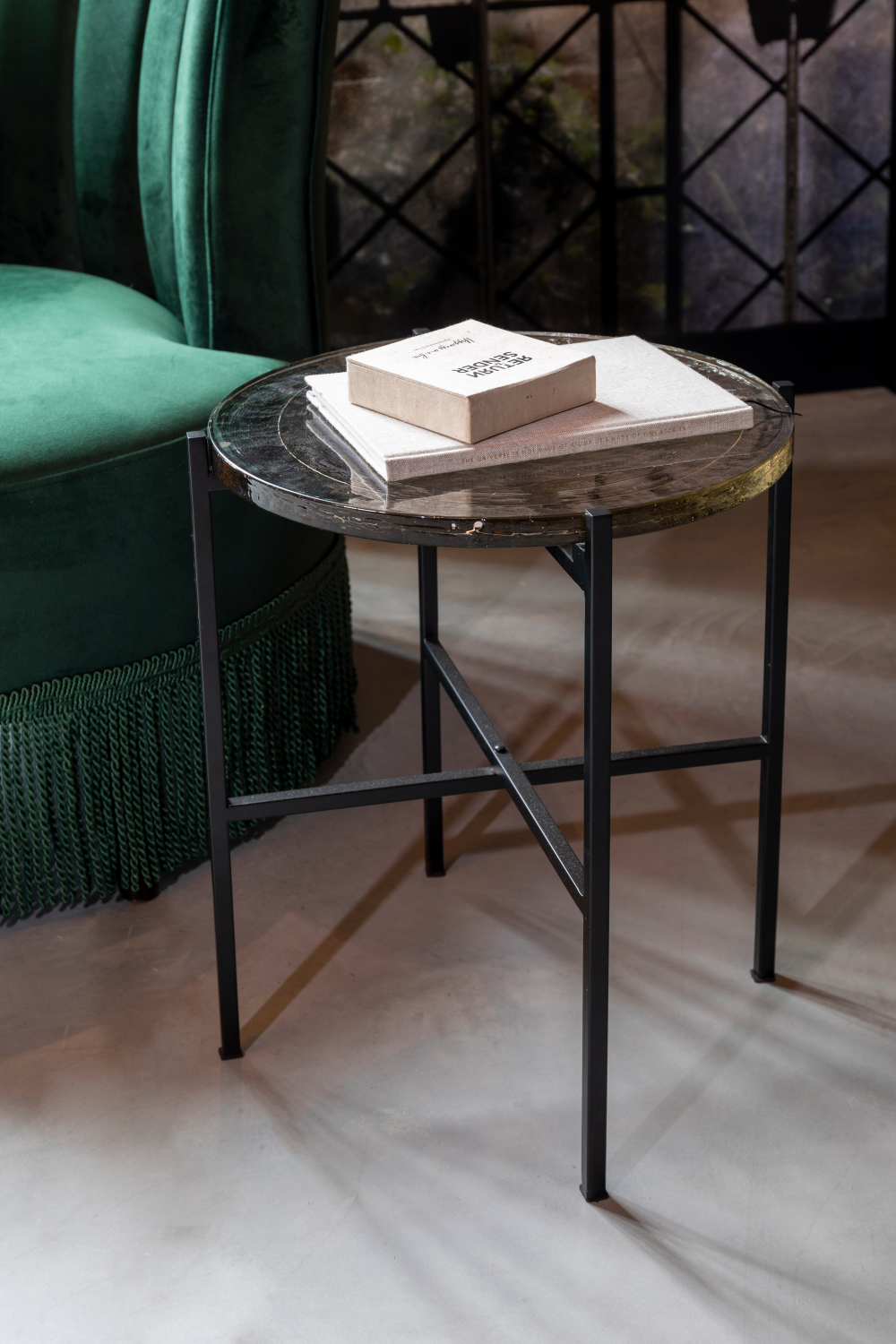 Table d'appoint en verre moulé