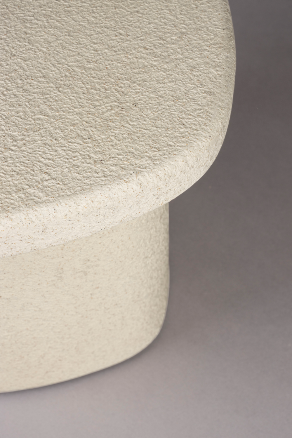 Table d'appoint beige aux formes organiques