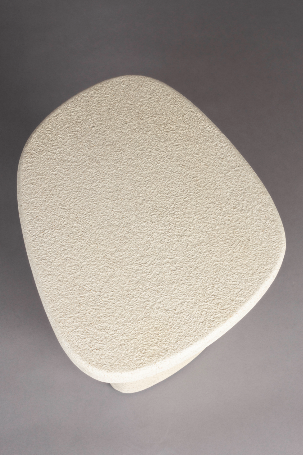 Table d'appoint beige aux formes organiques