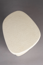 Table d'appoint beige aux formes organiques