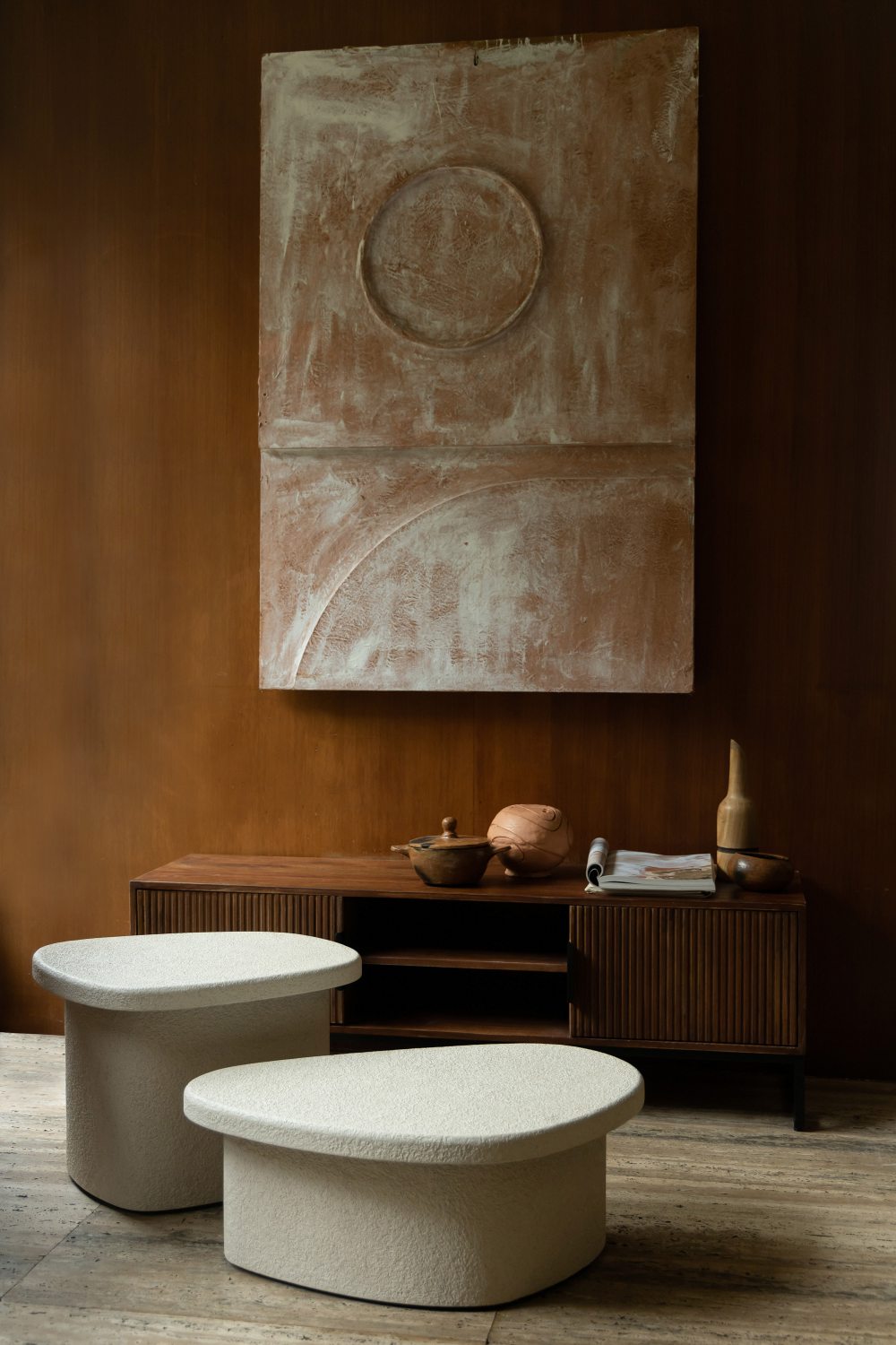 Table d'appoint beige aux formes organiques