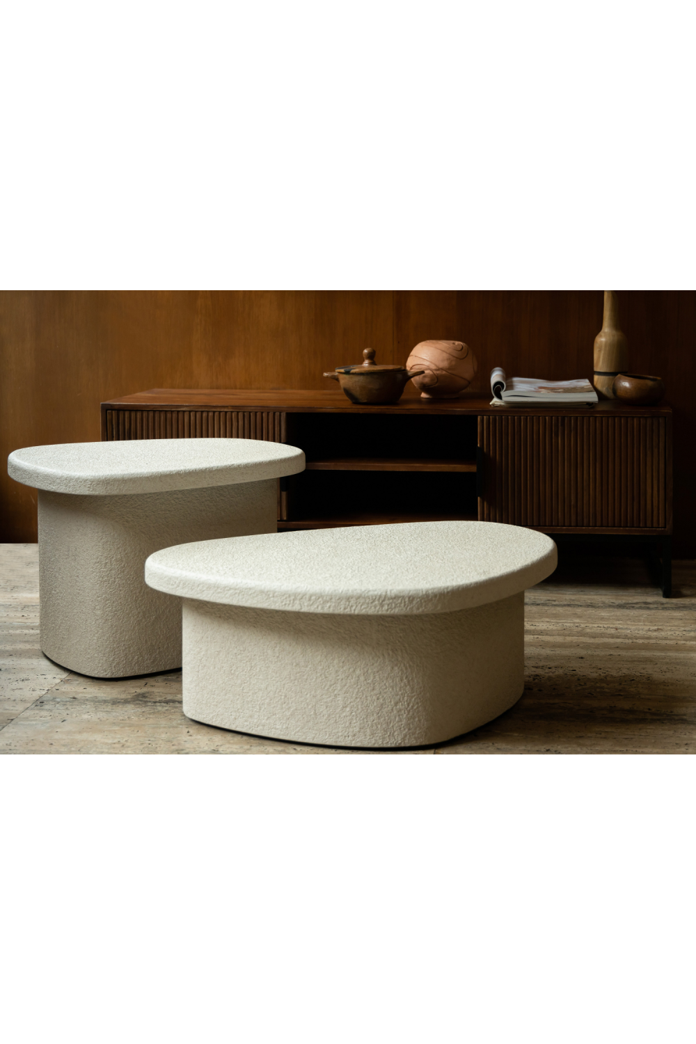 Table d'appoint beige aux formes organiques