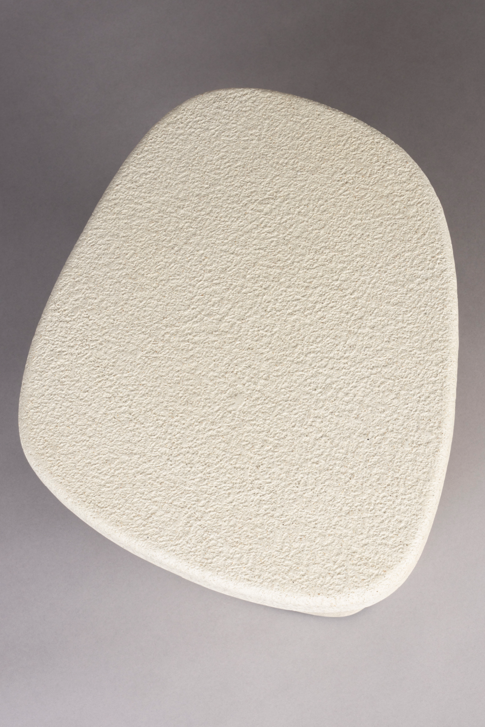Table d'appoint beige aux formes organiques
