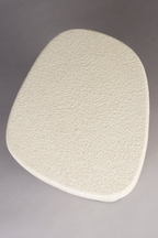 Table d'appoint beige aux formes organiques