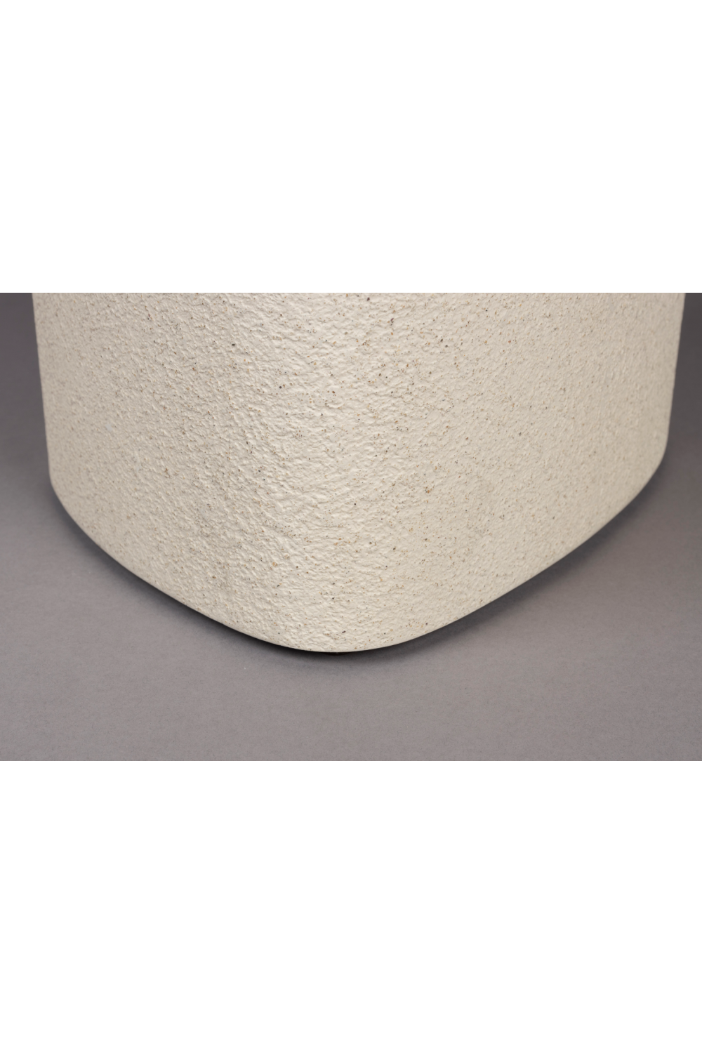 Table d'appoint beige aux formes organiques