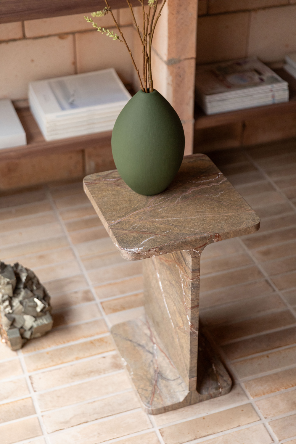 Table d'appoint carrée en marbre marron