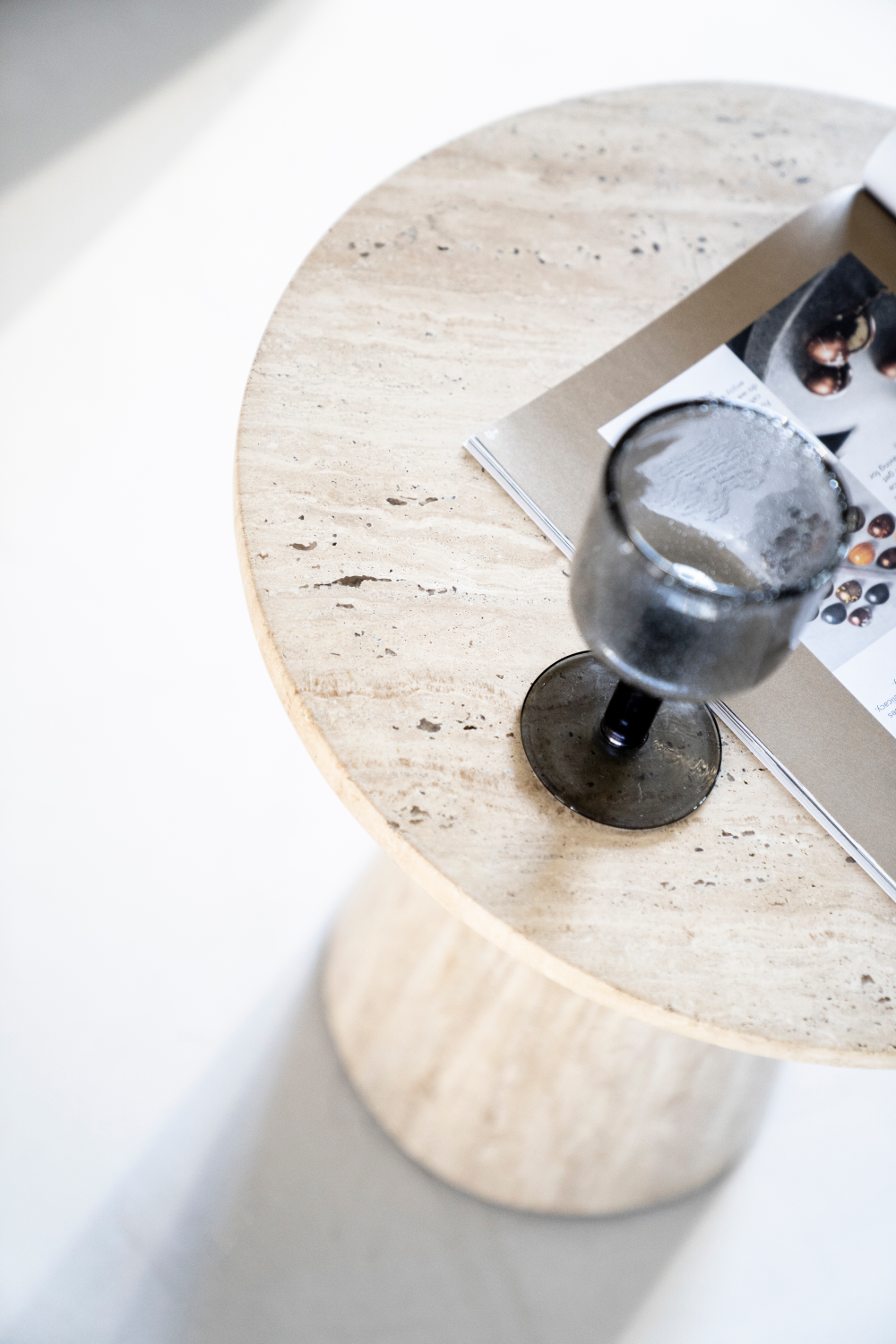 Table d'appoint piédestal en travertin
