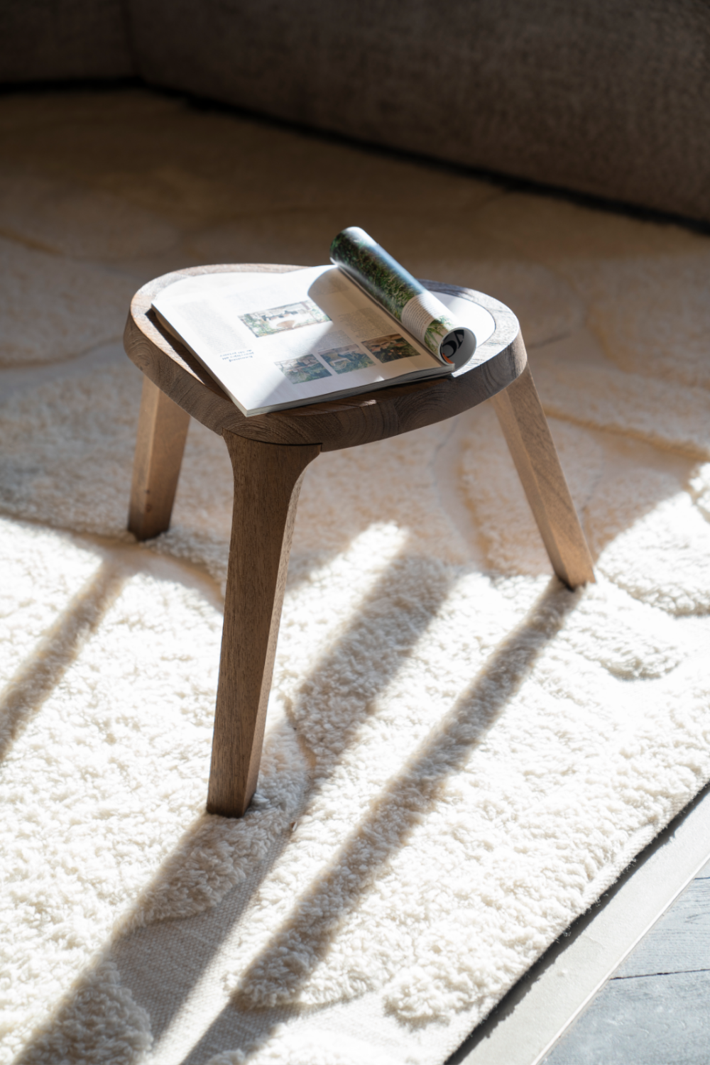 Table d'appoint triangulaire en marbre blanc