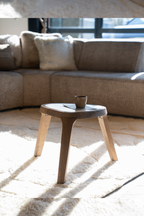 Table d'appoint triangulaire en marbre blanc