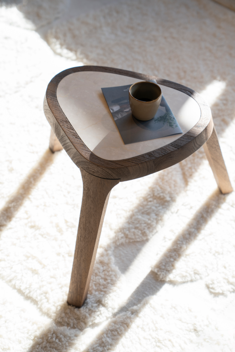 Table d'appoint triangulaire en marbre blanc