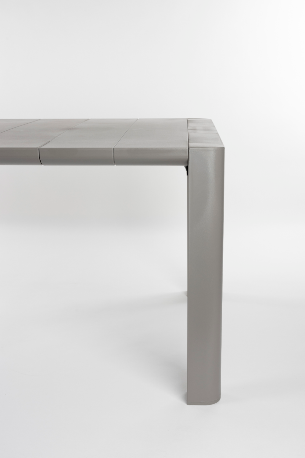 Table de salle à manger extérieure en acier gris
