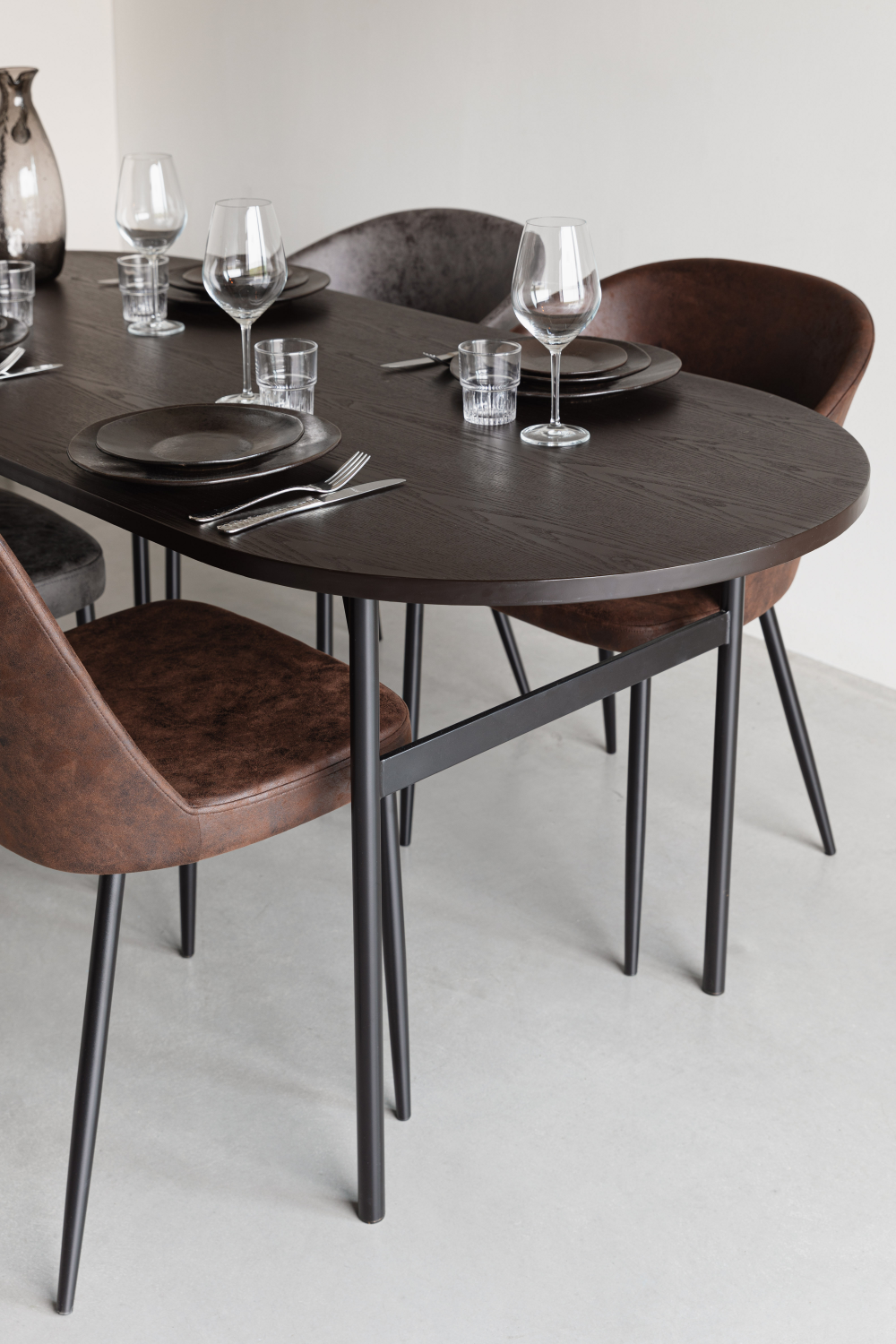 Table à manger noire oblongue