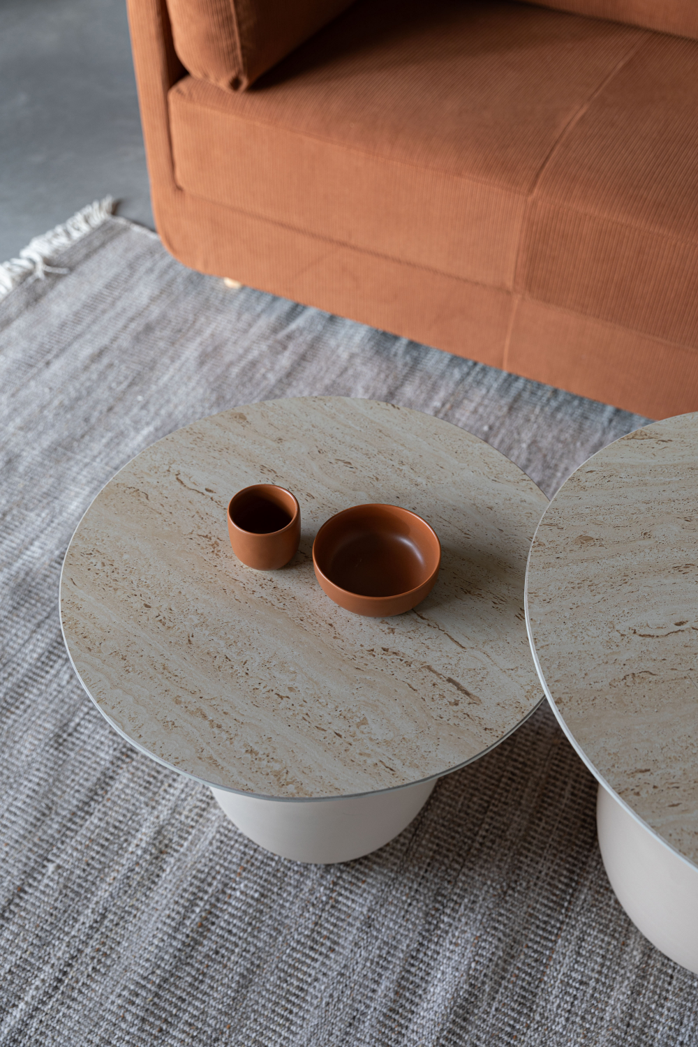 Table d'appoint moderne beige