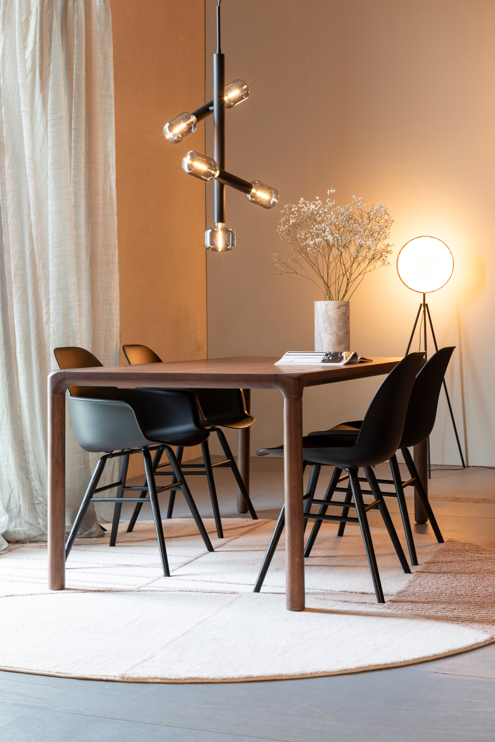 Table à manger en bois laqué (G)