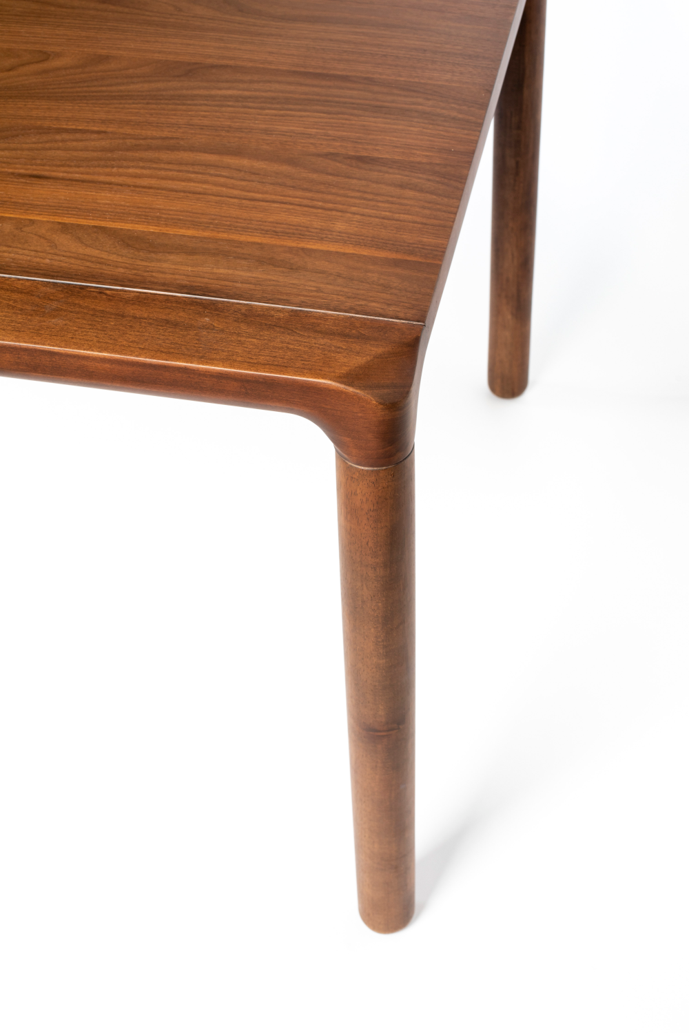 Table à manger en bois laqué (G)