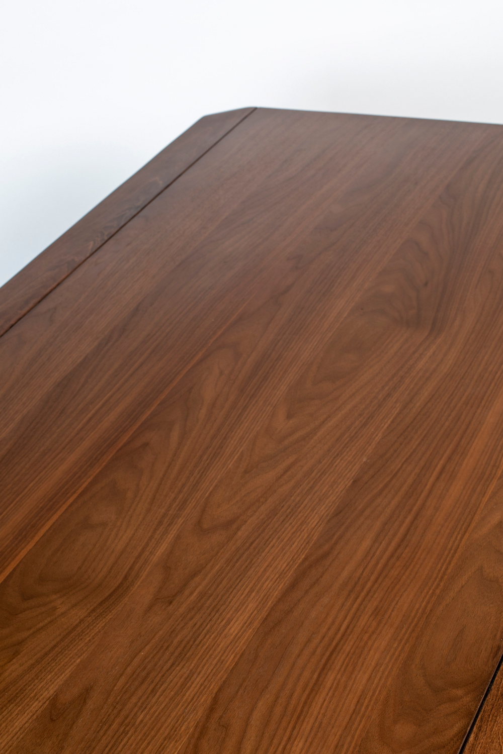 Table à manger en bois laqué (G)