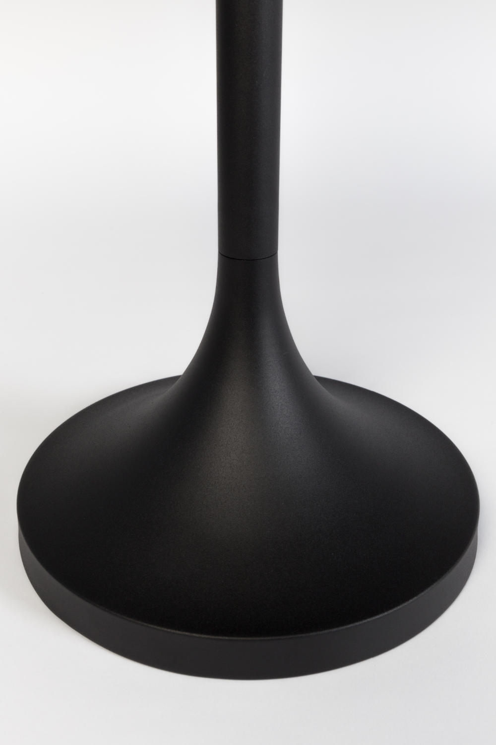 Table d'appoint trompette noire