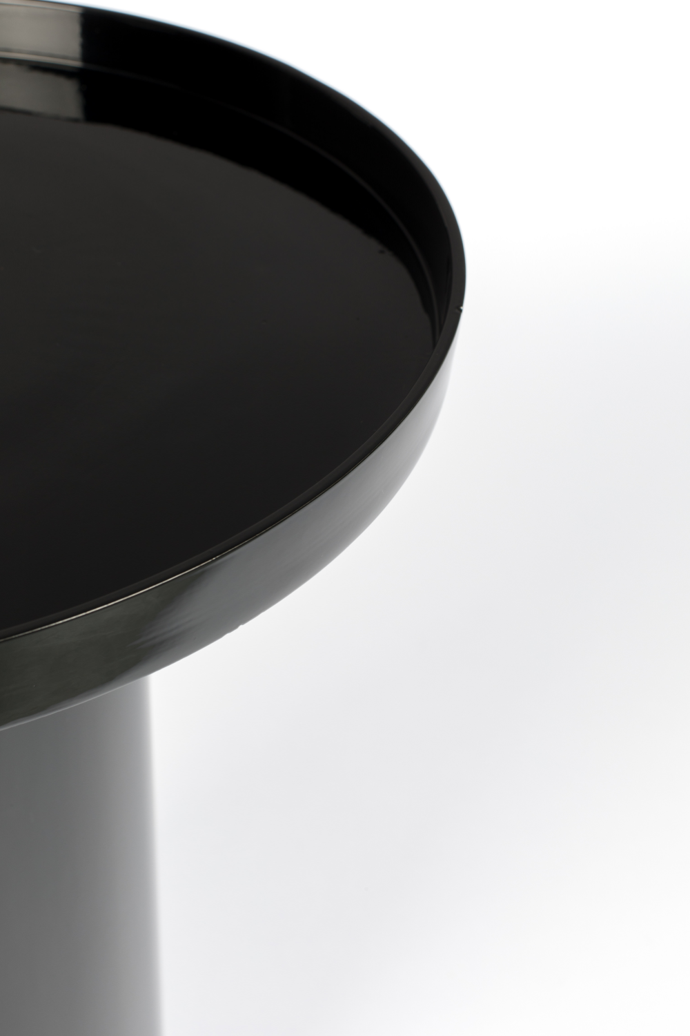Table d'appoint noire sur pied
