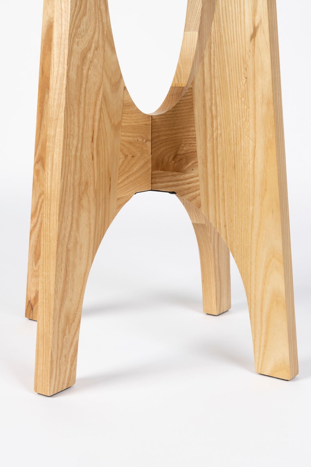 Table d'appoint moderne en frêne