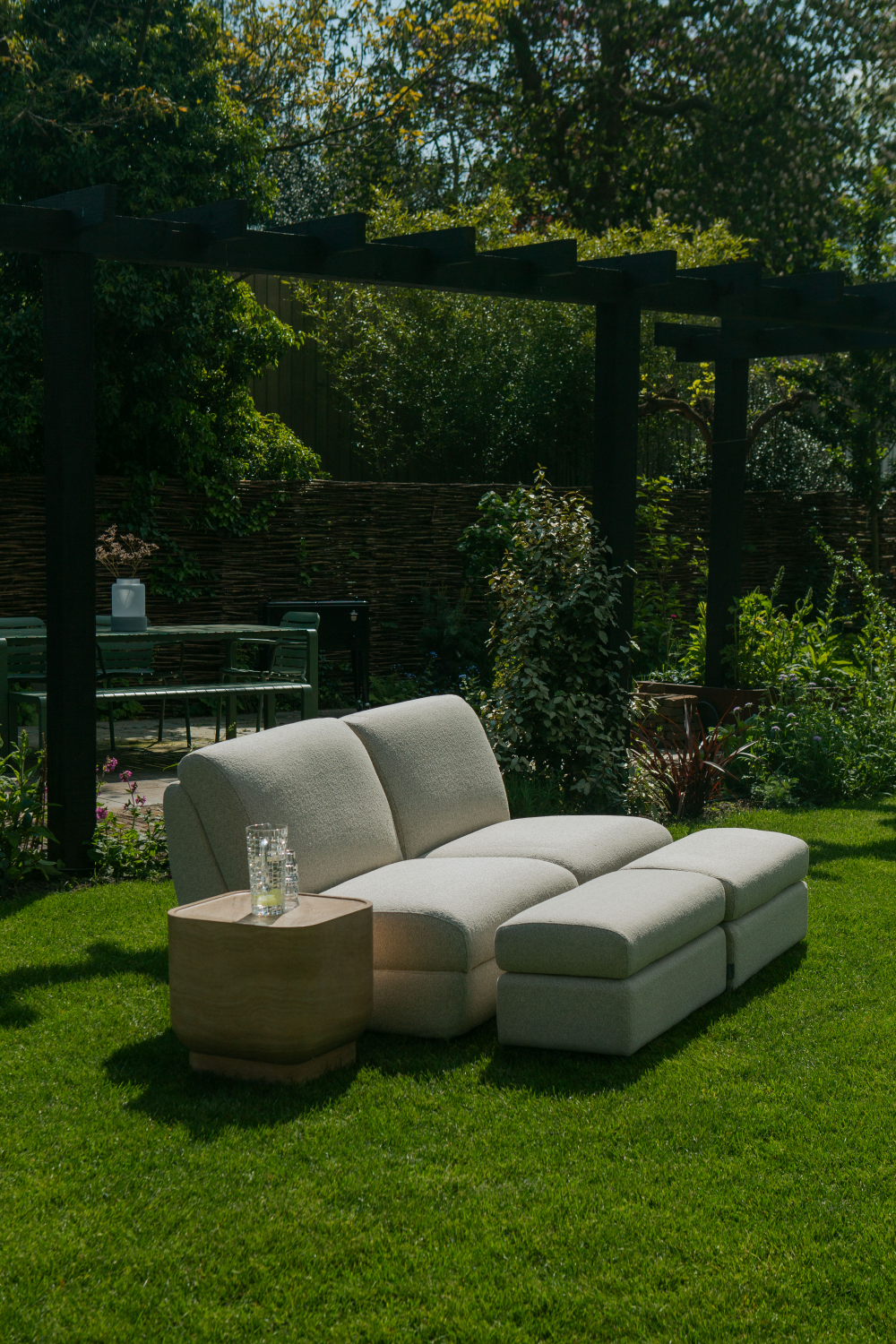 Table d'appoint minimaliste en travertin