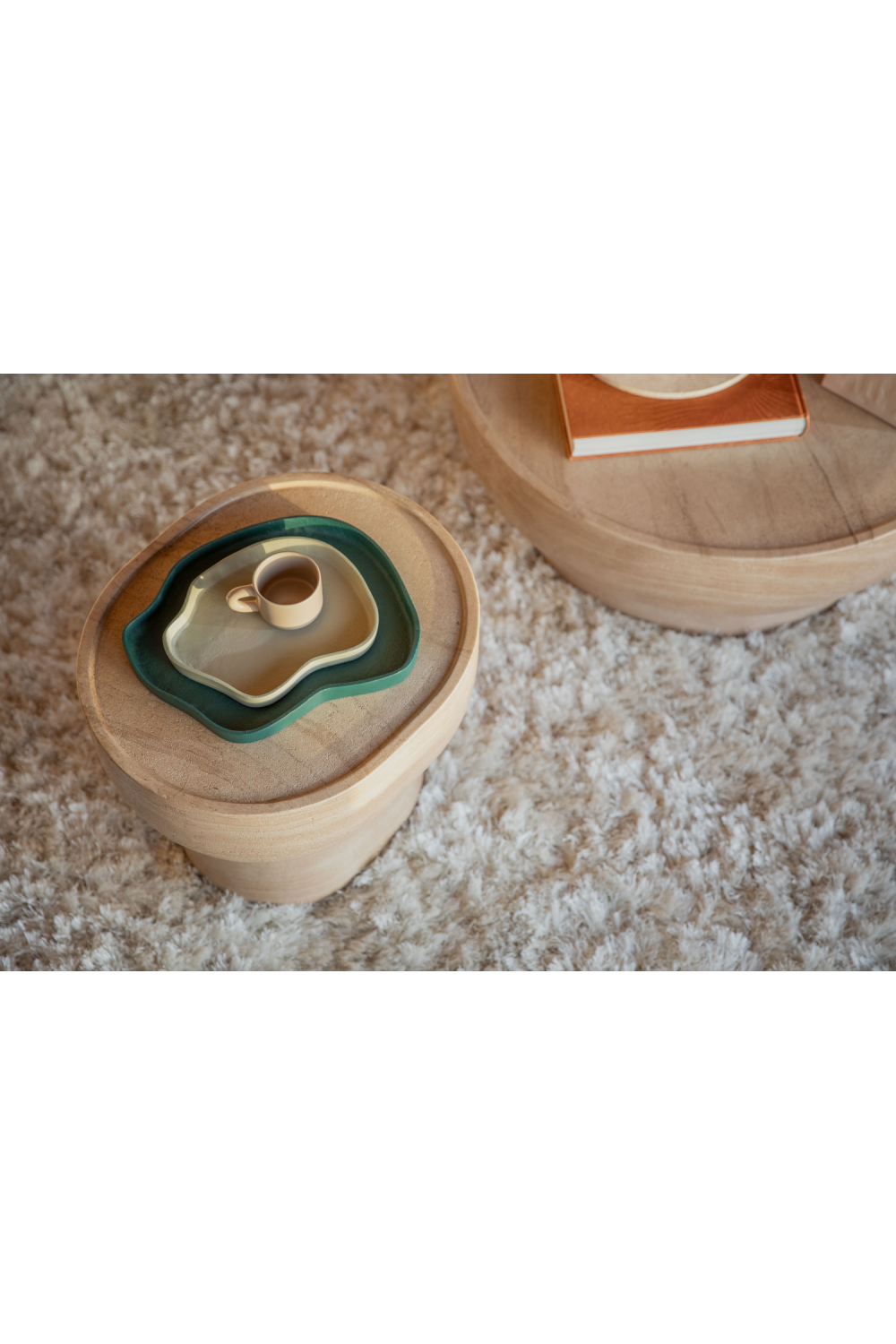 Table d'appoint minimaliste en travertin