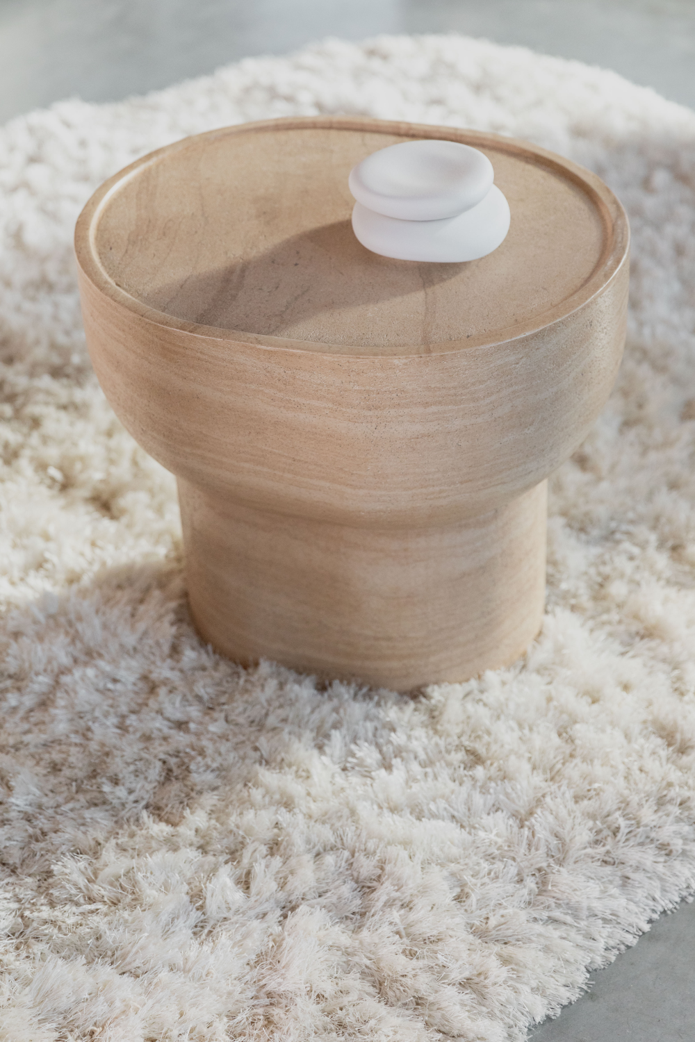 Table d'appoint minimaliste en travertin