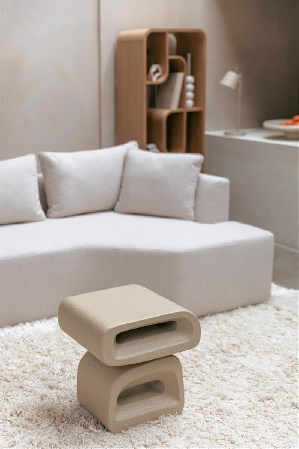 Table d'appoint en résine beige