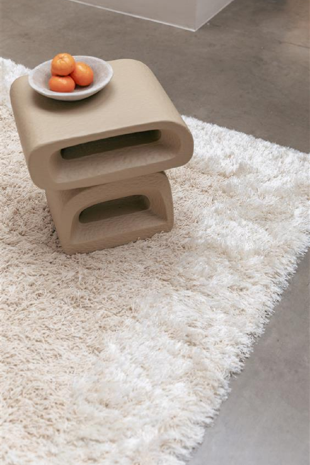 Table d'appoint en résine beige